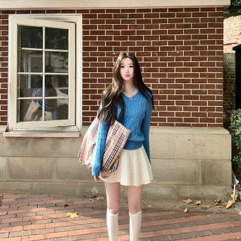 肉完冬季韩系少女蓝色木马刺绣徽章套头V领针织麻花毛衣女秋冬