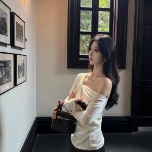 by onion高级感褶皱露肩羊毛针织衫女春秋季气质修身显瘦斜肩上衣